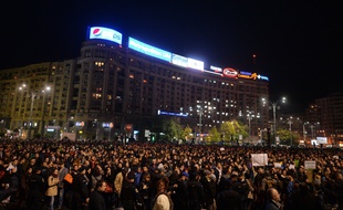 Des milliers de manifestants sont rassemblés devant le Palais de la Victoire, le siège officiel du gouvernement roumain, pour exiger la démission du Premier ministre Victor Ponta, le 3 novembre 2015, à Bucarest.