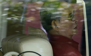 Le roi de Thaïlande, Bhumibol Adulyadej, dans sa voiture à Bangkok, le 10 mai 2015