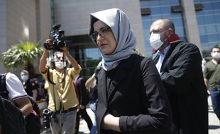 Hatice Cengiz, la fiancée du journaliste assassiné Jamal Kashoggi, à l'ouverture du procès par contumace des suspects en Turquie, le 3 juillet 2020.