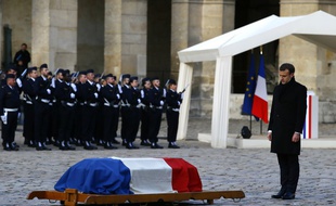 Emmanuel Macron devant le cercueil de Jean d'Ormesson aux Invalides à Paris le 8 décembre 2017.