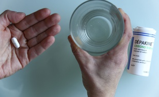 Un patient prend de la Dépakine (image d'illustration).
