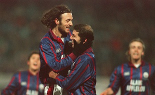 Christophe Dugarry et Zinedine Zidane fêtent un but contre le Milan AC, en avril 1996, à une époque où Joachim Fernandez évoluait avec eux aux Girondins de Bordeaux.