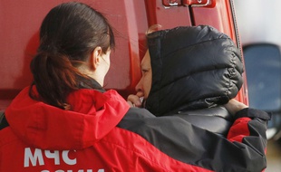 Une médecin russe réconforte une proche d'un passager de l'Airbus A321 qui s'est écrasé dans le Sinaï égyptien à l'aéroport de Saint-Pétersbourg, le 31 octobre 2015.
