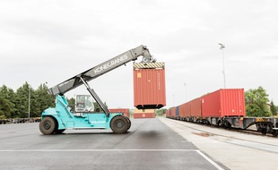 Les premiers conteneurs sont partis en train de l'usine Perrier, mercredi.