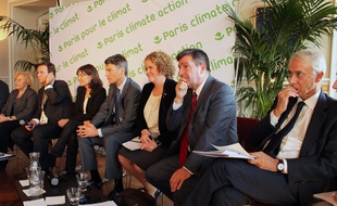 Les maires de Milan , Athènes, Stockholm, Vancouver, Paris, Rio de Janeiro, Madrid et Copenhague réunis pour le Sommet des élus locaux sur le clmat, le 3 décembre 2015 à Paris.