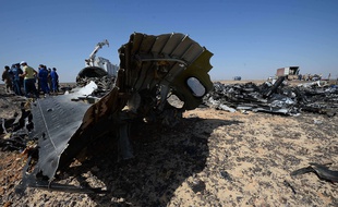 Des experts russes sur les lieux du crash d'un avion dans le Sinaï, le 2 novembre 2015.