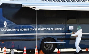 Un des enquêteurs transporte des prélèvements ADN des victimes du crash dans le laboratoire mobile de la gendarmerie, le 27 mars 2015 à Seyne-les-Alpes