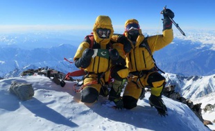 Ali Sadpara, grimpeur Pakistanais et Simone Moro, grimpeur italien, le 26 février 2016 en haut du Nanga Parbat, surnommé "la montagne tueuse"