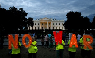 Des manifestants anti-guerre devant la Maison Blanche à Washington, jeudi 20 juin.