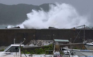 Vagues sur le port de Kumano, au Japon, à l'approche du typhon le 15 septembre 2013.