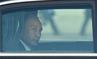 Le président russe Vladimir Poutine arrive à l'Elysée, le 2 octobre 2015 à Paris