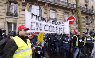 Manifestation à Paris de 500 salariés du transporteur sous le coup d'un vaste plan social le 26 mars 2015