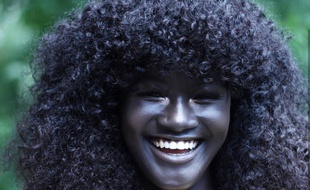 Khoudia Diop, une Sénégalaise de 19 ans moquée durant son enfance à cause de sa couleur de peau, est devenue mannequin.
