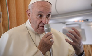 Le pape François répond aux journalistes dans l'avion qui l'emmène en Pologne, le 27 juillet 2016