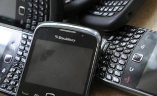 L'avenir du groupe canadien RIM, fabricant du téléphone multimédia BlackBerry, s'est encore assombri jeudi avec l'annonce de résultats nettement inférieurs aux attentes, d'au moins 5.000 suppressions d'emplois et du report du lancement de son nouveau système d'exploitation.