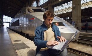 Le wifi, gratuit pour l'usager, sera financé par la publicité. Ici, lors d'une expérimentation à la gare du Nord le 9 avril 2003.