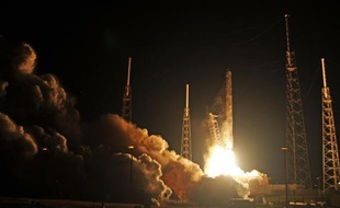 La fusée Falcon 9 de la société américaine SpaceX décolle de Cap Canaveral, en Floride, le 10 janvier 2015