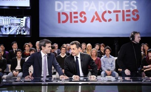 Largement distancé dans les sondages par François Hollande, Nicolas Sarkozy s'est efforcé mardi soir sur France 2 de minimiser son impopularité, a regretté quelques écarts et annoncé un impôt pour les grandes entreprises et un nouveau tour de vis sur l'immigration.