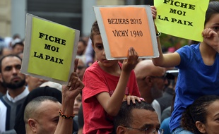 Une manifestation à Béziers le 8 mai 2015 en réaction contre le "fichage" des enfants musulmans par Robert Ménard. AFP PHOTO/PASCAL GUYOT
