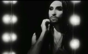 Conchita Wurst dans son clip «You're Unstoppable»