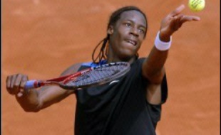 Le Français Gaël Monfils, tête de série N.25, s'est qualifié dimanche pour les huitièmes de finale du tournoi de tennis de Roland-Garros en battant l'Américain James Blake (N.8) en cinq sets 6-2, 6-7 (2/7), 7-6 (7/1), 5-7, 6-4.