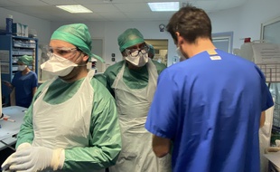 Avant de pénétrer dans les chambres de malades du coronavirus, le personnel soignant soit s'équiper soigneusement