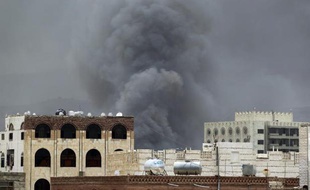 Des nuages de fumée après les raids de la coalition arabe contre le QG des forces spéciales, le 27 mai 2015, à Sanaa au Yémen