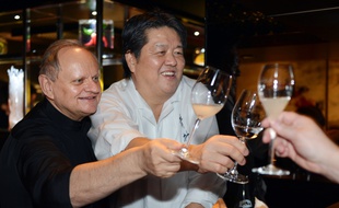 Joël Robuchon et le chef japonais Hirohisa Koyama, à Paris en 2012.