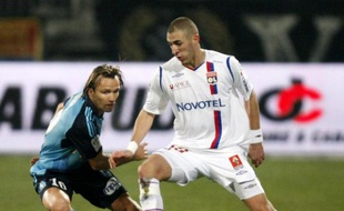 Le Lyonnais Karim Benzema (à droite), à la lutte avec le Marseillais Zenden, le 14 décembre 2008.