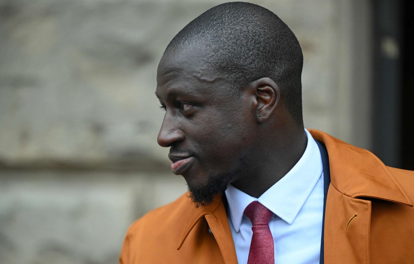 Benjamin Mendy, déjà en orange lors de sa sortie du tribunal de Chester.