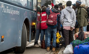 Des migrants et demandeurs d'asile originaires du Soudan, le 27 octobre 2015, à Calais