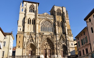 Vue de la facade avant de la cathedrale Saint Maurice à Vienne (Isère).