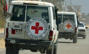 Un convoi de la Croix-Rouge à Bagdad en Irak en mars 2003