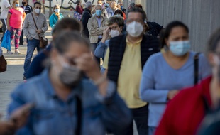 Une file d'attente pour le dépistage à Madrid.