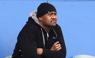 Jonah Lomu assite à un entraînement de l'équipe d'Australie, le 19 octobre 2011 à Auckland (Nouvelle-Zélande).