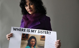 Rushan Abbas brandissant une photo de sa soeur Gulshan Abbas, emprisonnée en Chine.
