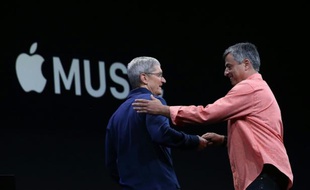 Le vice-président d'Apple, Eddy Cue (D) salue Tim Cook, le directeur général d'Apple (G) durant la Worldwide Developers Conference d'Apple, le 8 juin 2015 à San Francisco