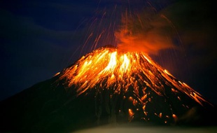 Le volcan Tungurahua, le 27 février 2016, à 130 km au sud de Quito