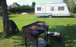 De plus en plus de particuliers louent leur jardin à des vacanciers et notamment à des camping-cars.