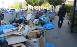 Les monticules de poubelles se multiplient en ville.