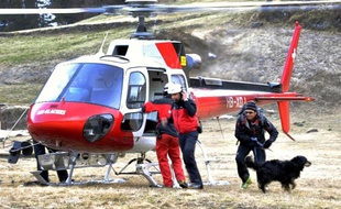 Des sauveteurs en hélicoptère mobilisés dans les Alpes suisses, le 26 mars 2010