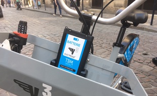 Le V3 électrique est équipé d'une batterie amovible, que l'utilisateur loue 6 euros par mois.