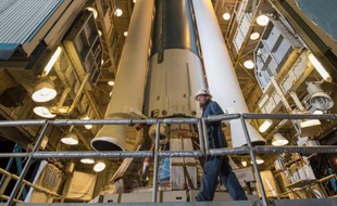 La fusée Delta 2 de United Launch Alliance lors des préparatifs au décollage, le 28 janvier 2015, sur la base de Vandenberg, en Californie