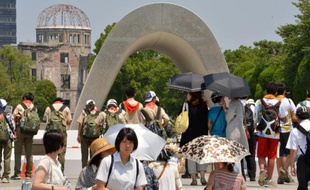 De nombreux visiteurs sont allés prier le 5 août 2015 au Mémorial de la Paix de Hiroshima, pour le 70e anniversaire du bombardement atomique américain que le 6 août 1945 a rasé cette ville de l'ouest du japon à la fin de la Seconde guerre mondiale