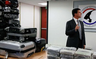 Le ministre de l'Interieur Manuel Valls s'est rendu a l'office central de repression des stupefiants à Nanterre pour feliciter les policiers pour une prise d'une tonne de cocaïne.
