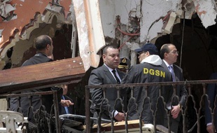 Le roi du Maroc, Mohammed VI, sur les lieux de l'attentat de Marrakech, samedi 30 avril 2011.