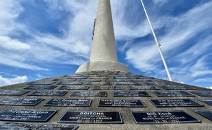 Plaques en hommage aux tirailleurs sénégalais morts au camp militaire du Courneau, dans le cimetière d'Arcachon en Gironde