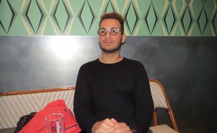 Zak Ostmane dans le bar où il est entré en contact avec ses agresseurs.