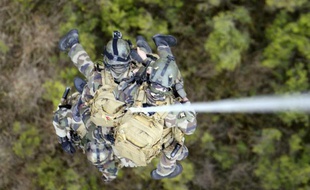 Des commandos de l'Armée de l'Air participent à un entraînement d'exfiltration à Captieux le 4 novembre 2015