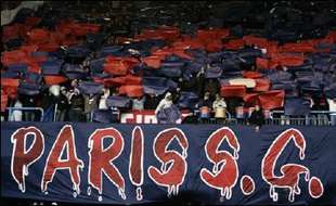 Trente supporteurs du Paris-SG (L1 de football) seront interdits de stade "dès dimanche", le Conseil d'Etat ayant donné mardi son accord à un décret d'application permettant aux préfets de prendre une telle mesure, a indiqué mercredi à l'Assemblée nationale Nicolas Sarkozy.
